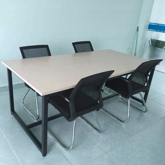 Tổng hợp mẫu bàn họp gỗ công nghiệp đẹp, giá tốt 2023 2 Ảnh 1: Bàn họp gỗ công nghiệp khá nhẹ, dễ kê đặt