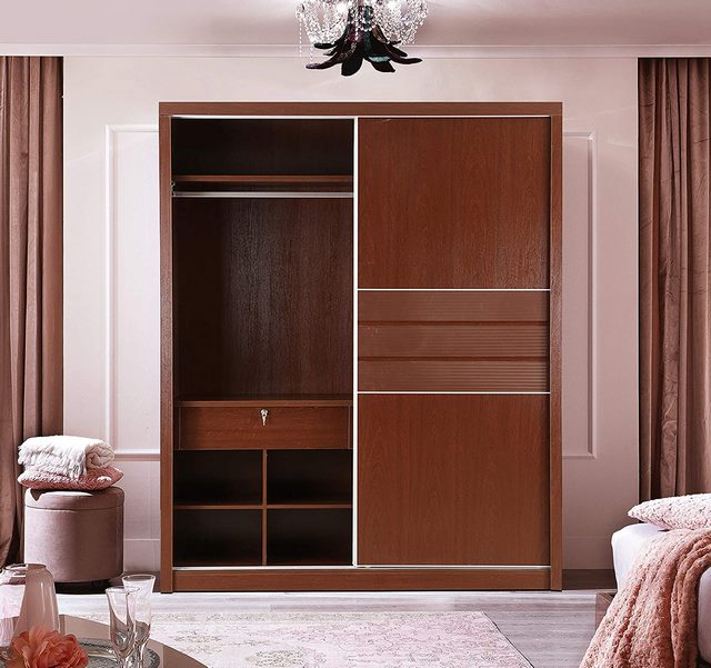 Tổng hợp 10+ mẫu tủ quần áo cửa lùa đẹp, hiện đại 6 Ảnh 5: Một chiếc tủ cánh lùa sản xuất từ gỗ ép công nghiệp