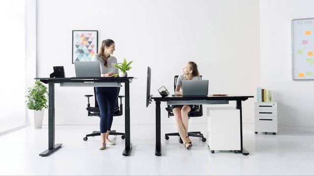 Bàn làm việc nâng hạ là gì? Ưu điểm và hướng dẫn sử dụng 8 Tăng năng suất làm việc nhờ bàn làm việc nâng hạ