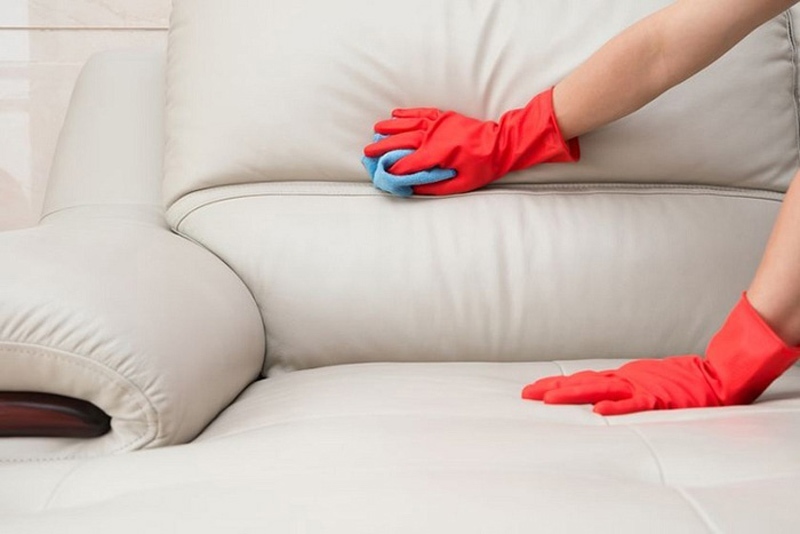 Cách vệ sinh ghế sofa da bằng khăn