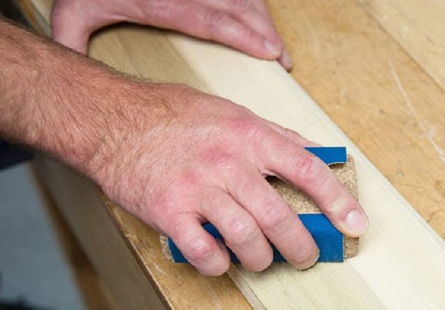 Sử dụng giấy nhám xử lý bề mặt gỗ được mịn màng