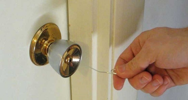 Dây kẽm, dây thép có thể sử dụng để mở ổ khóa khi mất chìa