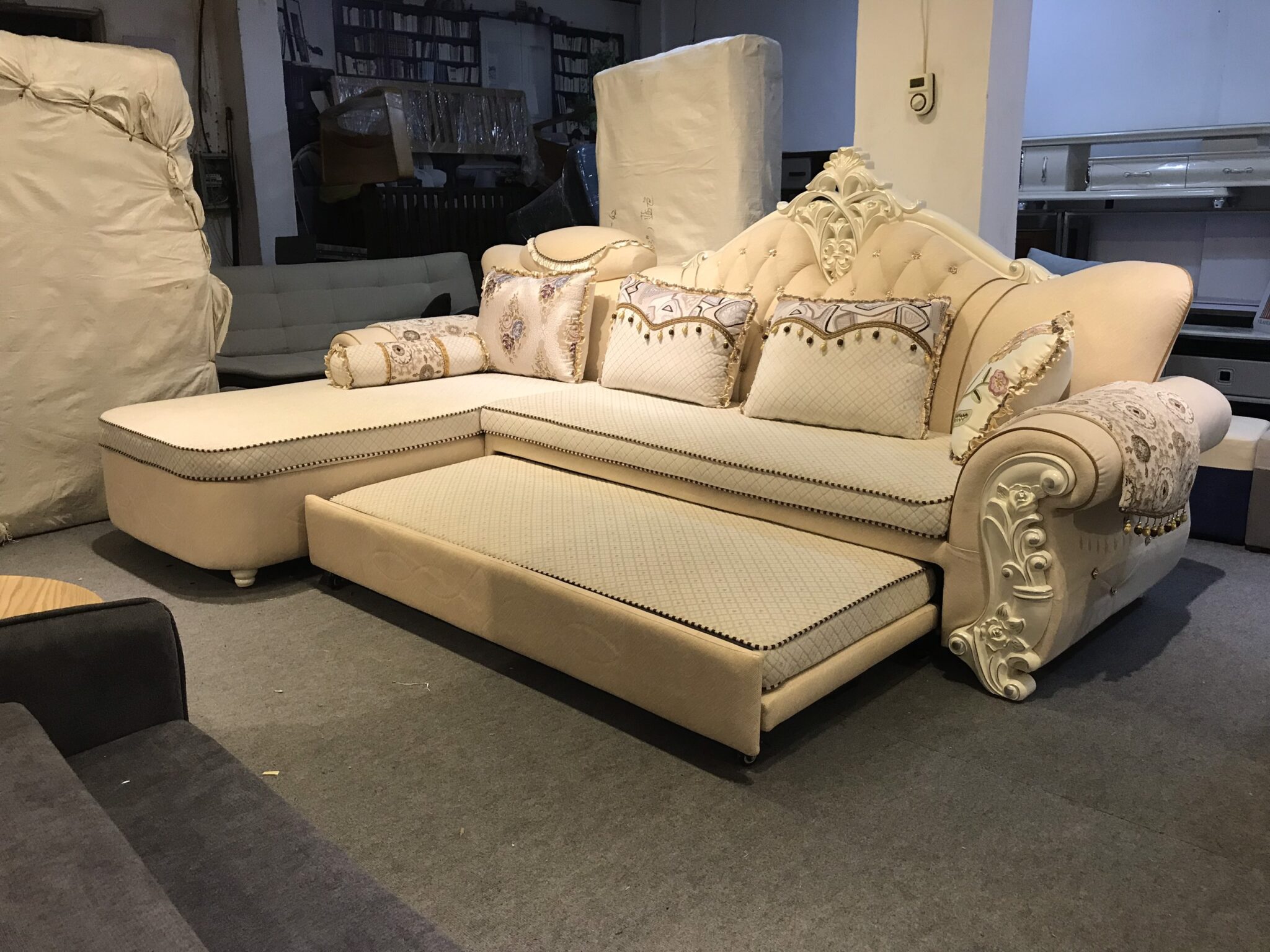 Mẫu sofa giường được thiết kế theo phong cách tân cổ điển sang trọng - SGNVP13
