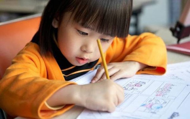 Sử dụng bàn học giúp bé tăng sự tập trung