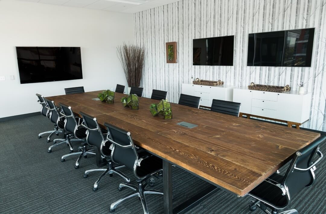 Mẫu bàn họp văn phòng có mặt bàn được làm từ gỗ xoan đào đẹp, bền bỉ - BHVP32
