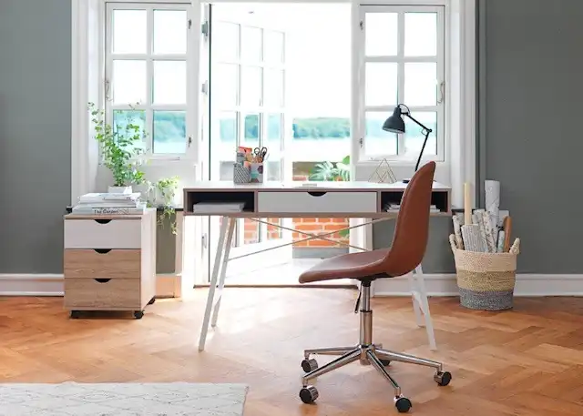 Bàn làm việc với các vật dụng trang trí đơn giản Bàn làm việc với các vật dụng trang trí đơn giản