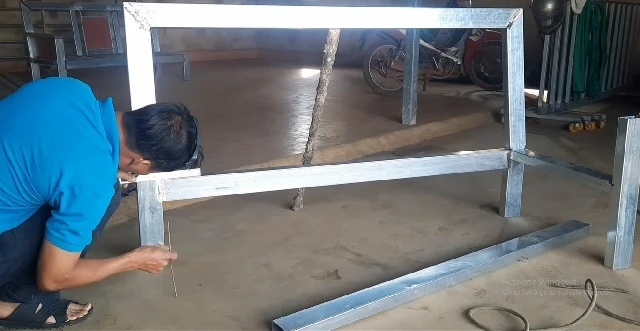 Chuẩn bị làm khung hai bên thân ghế sofa Chuẩn bị làm khung hai bên thân ghế sofa