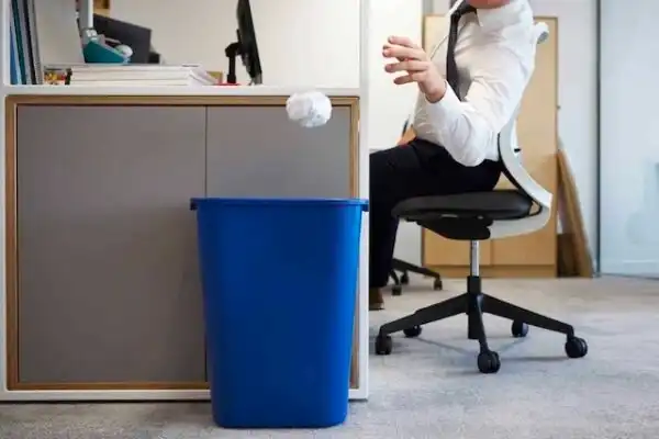 Không nên đặt thùng rác ở dưới bàn làm việc Không nên đặt thùng rác ở dưới bàn làm việc