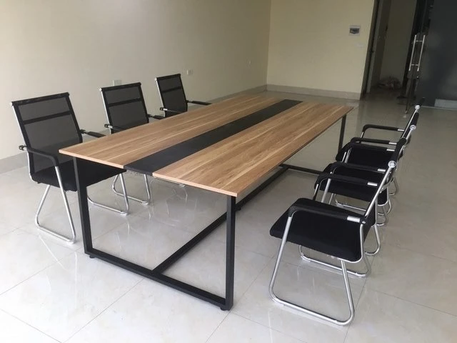 Một chiếc bàn học tiêu chuẩn dành cho 6 người Một chiếc bàn học tiêu chuẩn dành cho 6 người