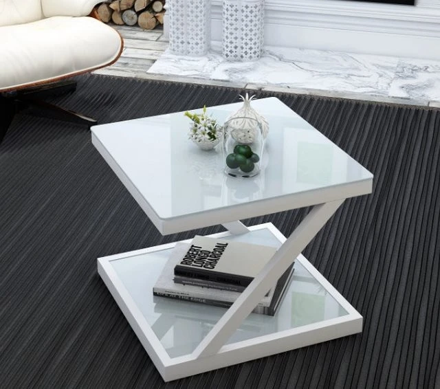 Một chiếc bàn trà vuông cỡ nhỏ Một chiếc bàn trà vuông cỡ nhỏ