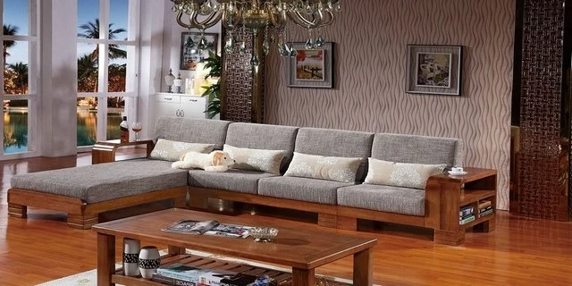 Một chiếc ghế sofa gỗ chữ L cỡ vừa