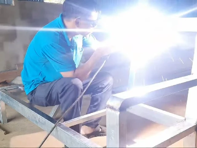 Sử dụng máy hàn để cố định các mối nối lại với nhau Sử dụng máy hàn để cố định các mối nối lại với nhau