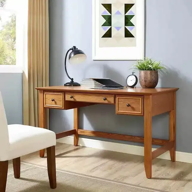 Trang trí bàn làm việc với đèn bàn, đồng hồ và chậu cây Trang trí bàn làm việc với đèn bàn, đồng hồ và chậu cây