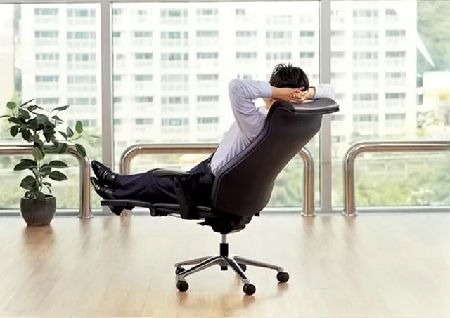 Việc điều chỉnh ngả lưng của ghế xoay có thể thực hiện thông qua cần gạt bên trái hoặc nút bấm thông minh Việc điều chỉnh ngả lưng của ghế xoay có thể thực hiện thông qua cần gạt bên trái hoặc nút bấm thông minh