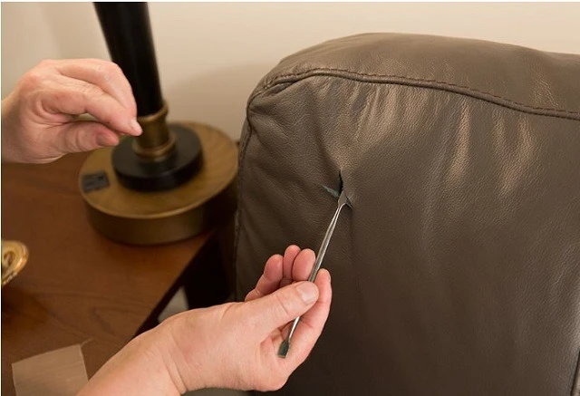 Xử lý lỗ thủng bị rách trên ghế sofa da